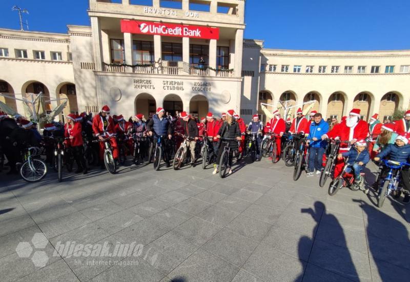 FOTO | Crvene kapice se provozale Mostarom: Sreća, osmijesi i mnoštvo poklona 